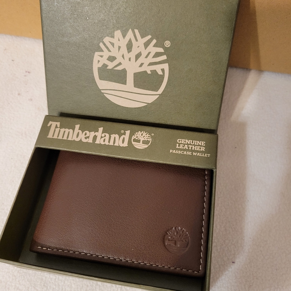 Timberland NWT Brown Leather Passcase Wallet - Picture 1 of 7